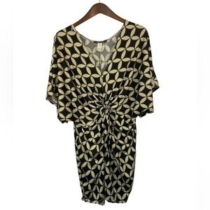 Plus sized dress in a geometrical pattern.